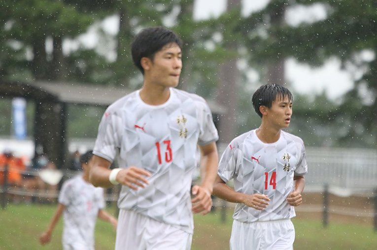 エリート街道を走ってきた神村学園MF大迫塁（2年/14番）。中学からコンビを組むFW福田師王（13番）と切磋琢磨しながら成長を続けている ／ photograph by Takahito Ando