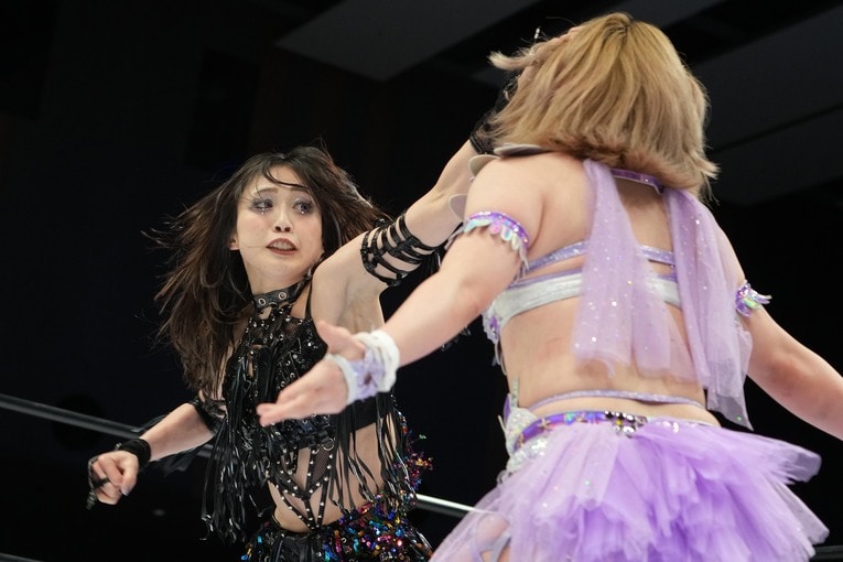 中野たむを殴る上谷沙弥　©Essei Hara