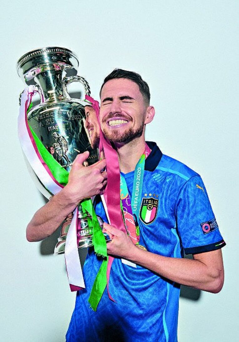 昨シーズン獲得したEURO2020のトロフィを抱きしめ、ご満悦の明るいジョルジーニョ