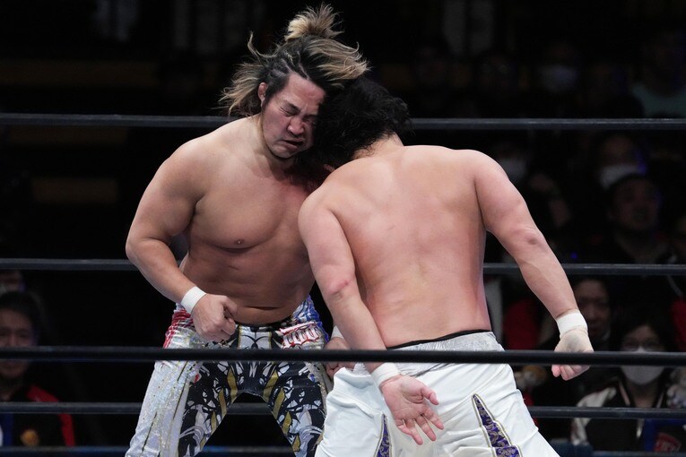 棚橋弘至の顔面に頭突きを入れる後藤洋央紀　©Essei Hara