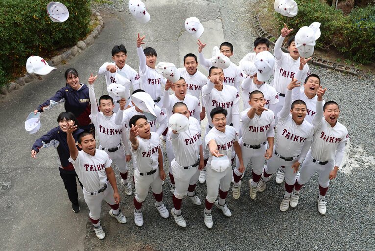 耐久の選手たち。髪型は自由だが、それでも丸刈り頭も目立つ　©JIJI PRESS