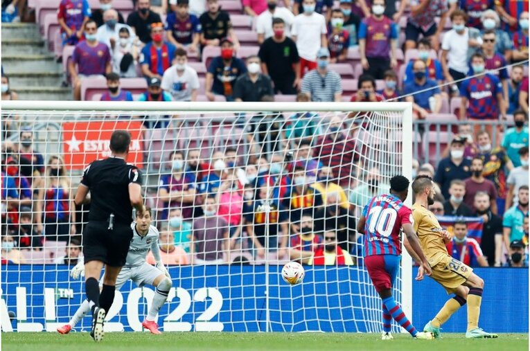 「PSGメッシ」の初得点と“FKの壁で寝転び”、ネイマールとの友情を撮った… 18歳のバルサ新10番ファティも復活〈激写〉(14)