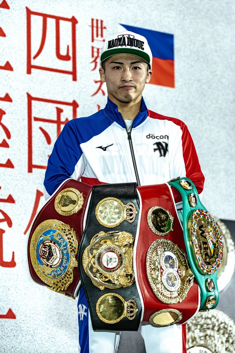 4本のベルトを手にポーズを決める井上尚弥　©Takuya Sugiyama