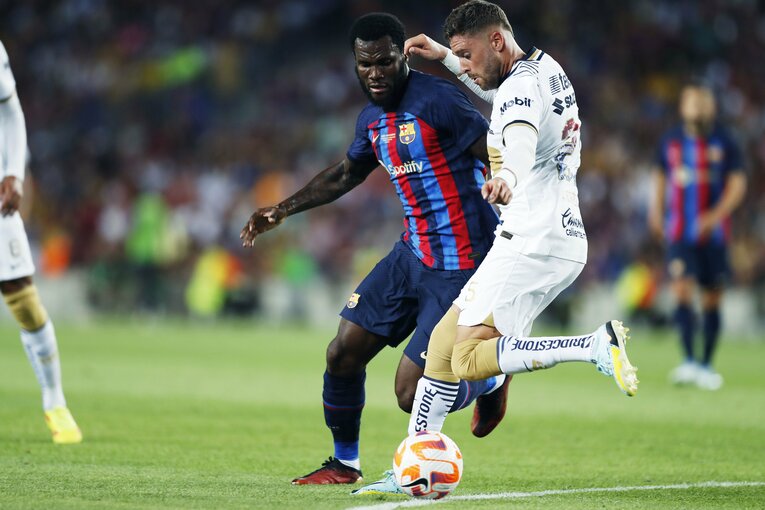 “財政難なのに大補強”バルサを激写　誹謗中傷されたデヨンクへの拍手、33歳レバンドフスキが作る深みとは〈次戦は久保建英ソシエダ〉(30)