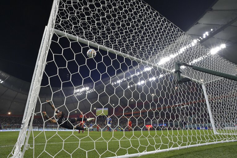 堂安のゴールシーン、ゴール裏からの角度から　©Koki Nagahama/JMPA