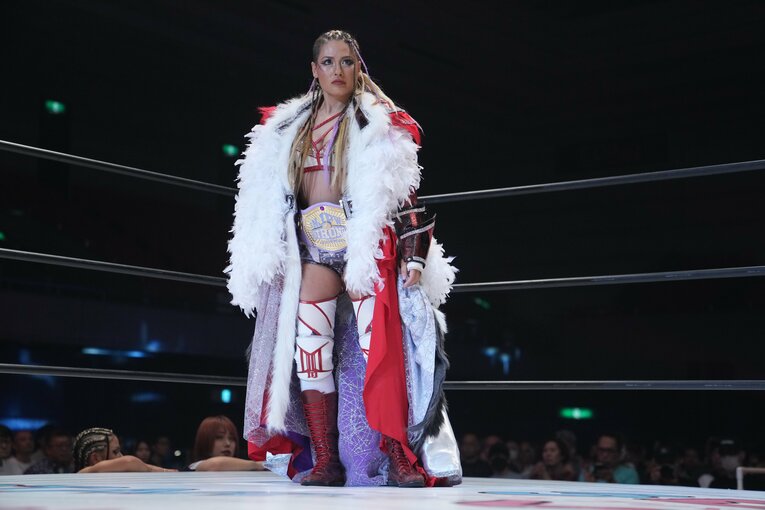 STRONG女子王座のベルトを巻くジュリア