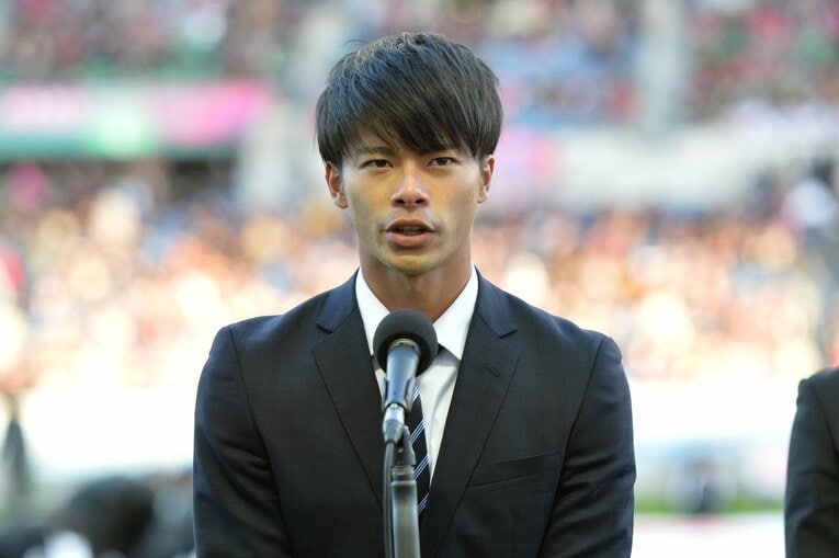 2017年に筑波大のエースとしてJリーグ・ベガルタ仙台を天皇杯で倒した三笘薫20歳。写真は天皇杯決勝のハーフタイムで表彰を受けるシーン　©JFA/AFLO