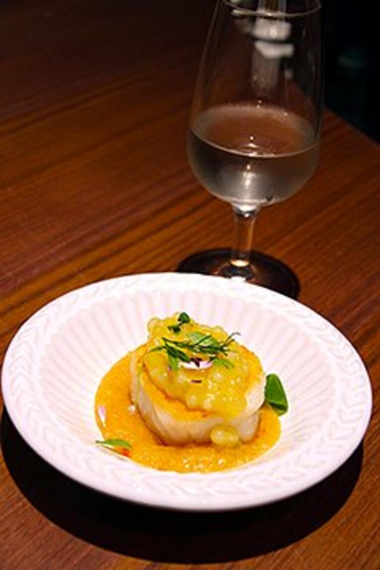 アマゾンの巨大魚、ピラルクを使った料理は、日本酒との相性抜群。中田英寿も「こんなに美味しいと思わなかった」と絶賛した。