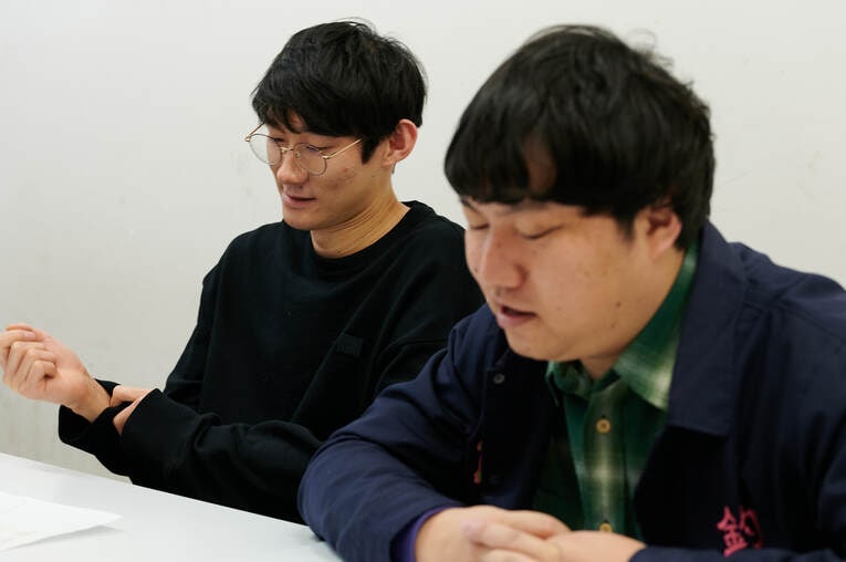 「じつは走り出した瞬間に“肉離れ”したんです」M-1・3位ロングコートダディが語る、あのマラソン漫才ネタ“テレビには映らない”過酷ぶり(5)