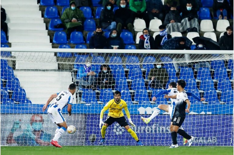 柴崎岳vs岡崎慎司が《ユニフォームを引っ張ってバチバチ》 撮影カメラマンが凍えそうな雨中で捉えた“熱いバトル”の瞬間(27)