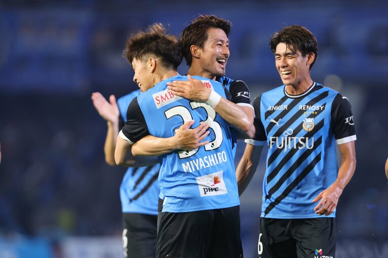 3対0で快勝した7月8日の横浜FC戦、ゴールを決めた宮代大聖を祝福する家長昭博と瀬古樹　©YUTAKA/AFLO SPORT