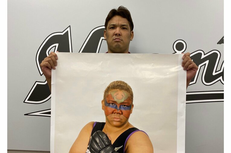 アジャコングの特大写真と共にポーズをとる井上　©︎Chiba Lotte Marines