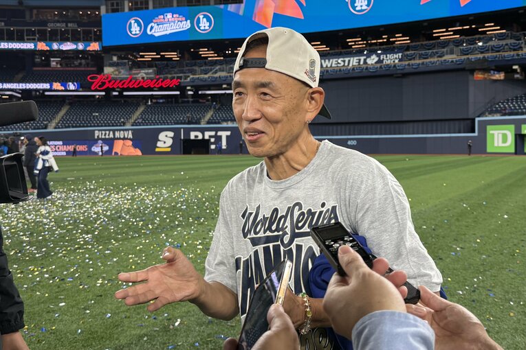 【“テレビに映らない”WS写真】優勝後にグラウンドにインタビューを受ける山本のトレーナーを勤める矢田修さん…写真はまだまだ続きます　©Naoyuki Yanagihara