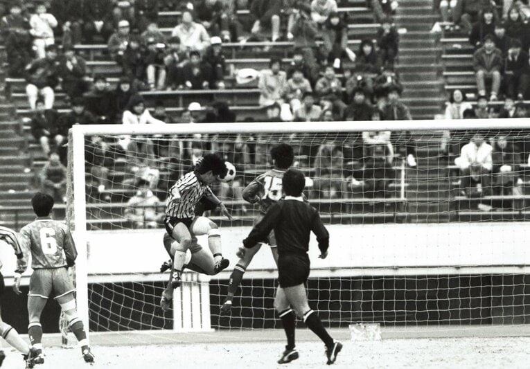 同じく1987年度の選手権。準決勝（市立船橋戦）、平澤がロングボールをヘッドで合わせて先制点。この試合2得点を挙げ、2-1で勝利。2年連続で決勝へ　©Hidetake Murata