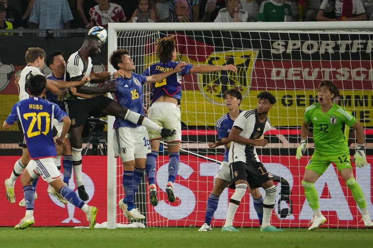 セットプレーからヘディングを放つアントニオ・リュディガー　©Masashi Hara