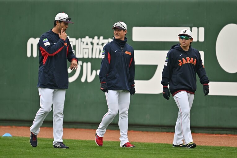 【プレイバック】前回大会の2023年WBCの宮崎合宿では、連日若手選手にアドバイスを送る「ダルビッシュ塾」が開かれた　©Hideki Sugiyama