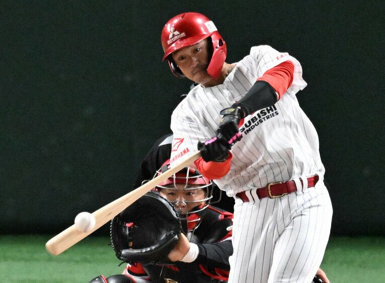 プロ時代よりも身体の厚みが増し、長打力も高まった武田　©Mainichi Newspapers