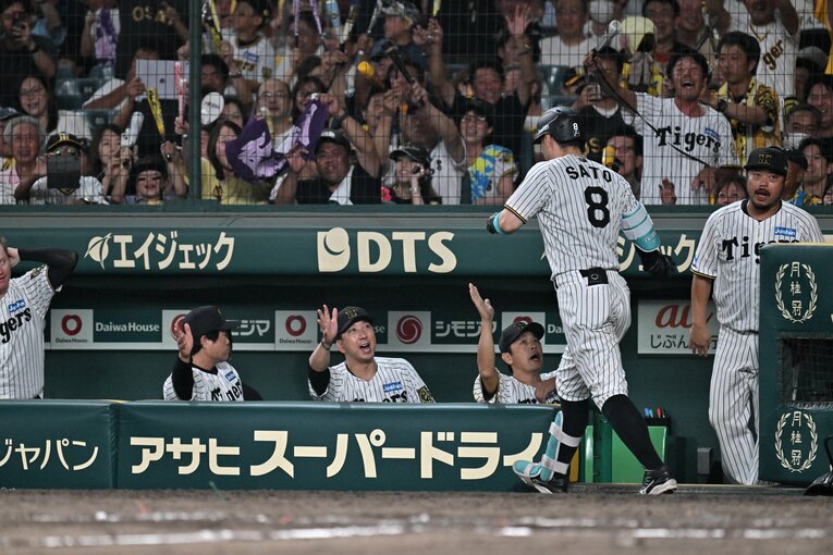 【サトテルの本塁打…TVに映らないセレブレーション】©Hideki Sugiyama