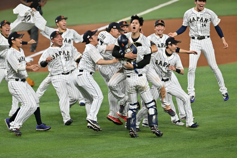 甲斐も含めた3人の輪ができる　©Naoya Sanuki