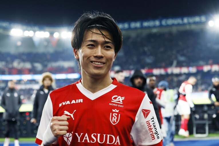 「PSGをブ然とさせた」中村敬斗ゴール＆お膳立て伊東純也が喜ぶ“会心の1枚”「関根大輝も試合後…」ランス“日本人3兄弟”を現場で撮った(17)