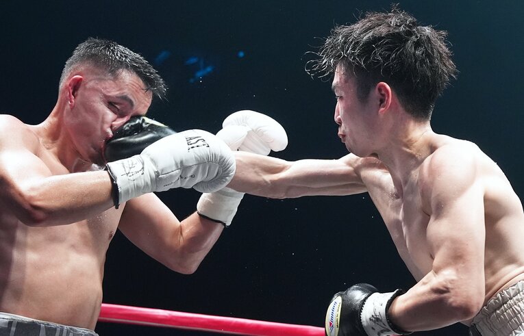 5回、サンドバルからダウンを奪った寺地の右ストレート　©︎Naoki Fukuda