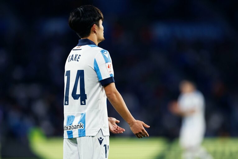 サディクの強引なシュートに久保が不満を伝えると……