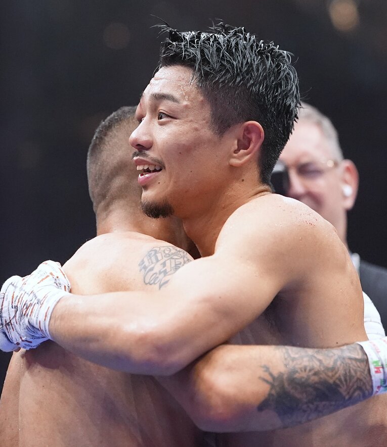 試合後、健闘を称え合う両者　©Naoki Fukuda