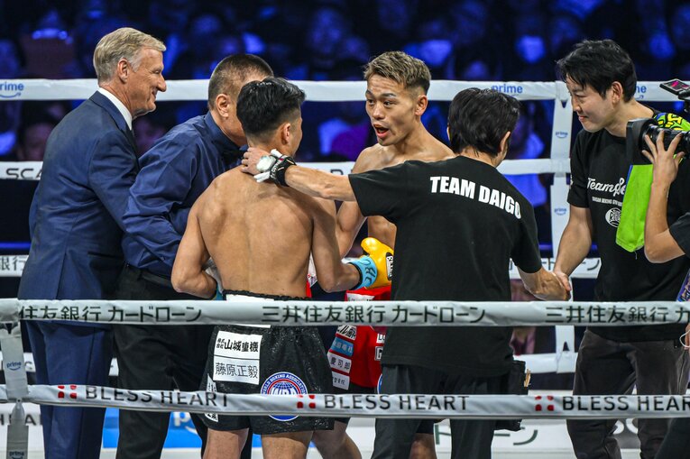 試合開始直前の両者　©Takuya Sugiyama