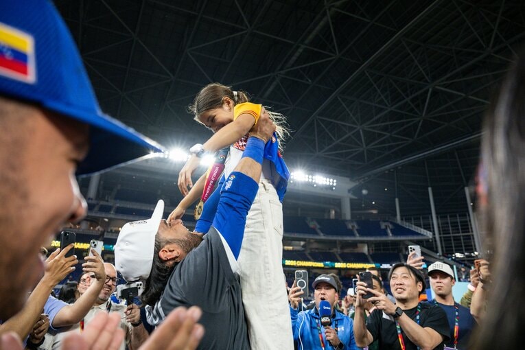 決勝打のスアレスはご家族を天まで届けとばかりに持ち上げて……　©Nanae Suzuki