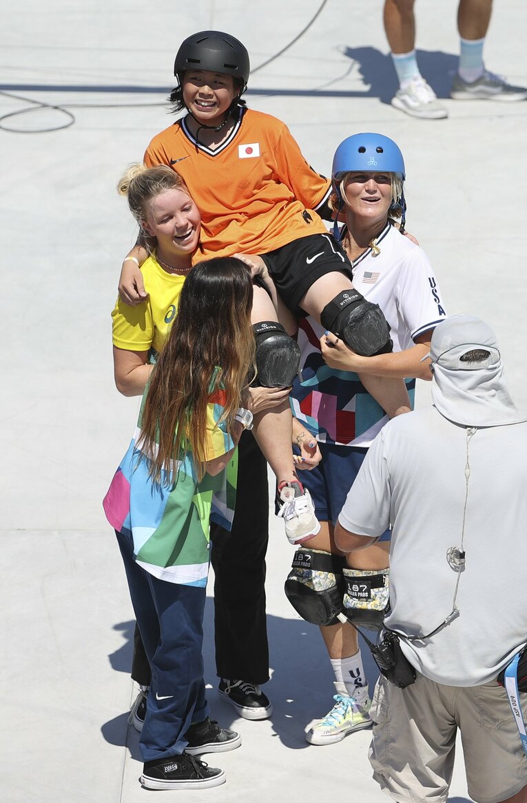 ミスをして元気のない岡本碧優に、選手たちが駆け寄って励ましたシーン　©Getty Images