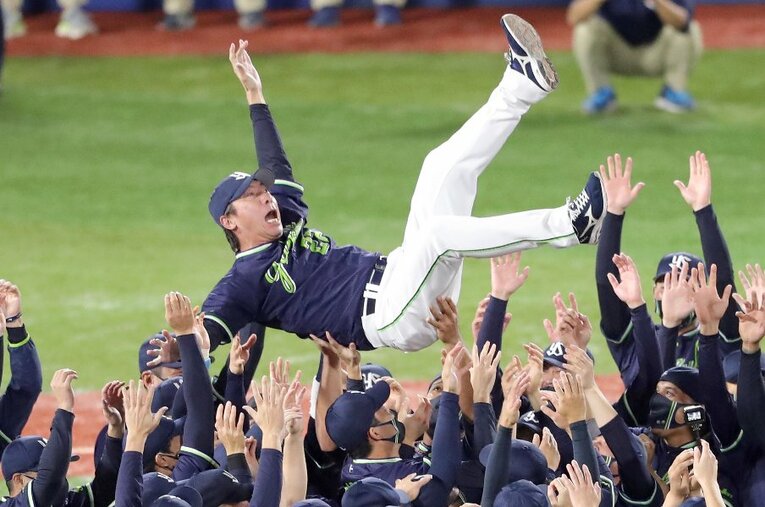 2年連続最下位から6年ぶりのリーグ優勝。胴上げされる高津臣吾監督 ／ photograph by Sankei Shimbun