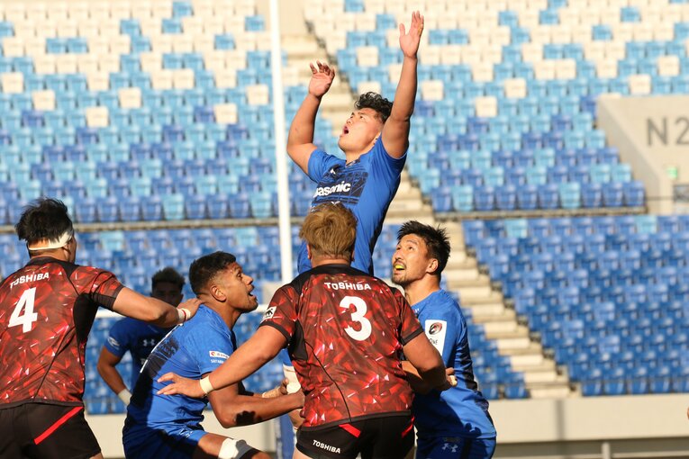 この日はラインアウトではジャンパーとしてトライの起点になるも、悔いの残るプレー内容となった　©Nobuhiko Otomo