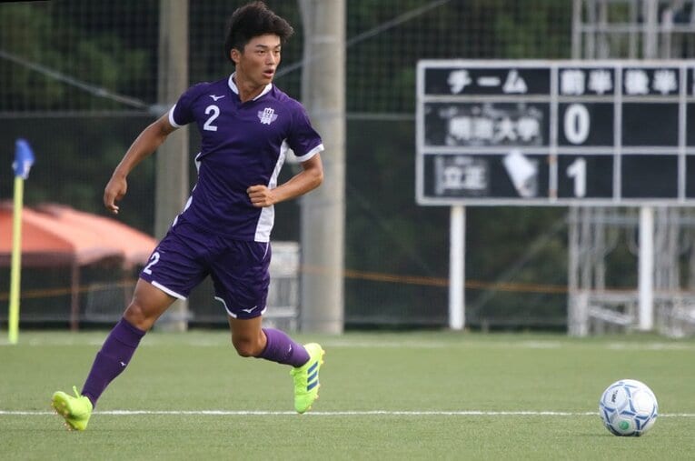 来季、鹿島アントラーズへ加入が決まったDF常本佳吾。明治大では長友らが背負った「2番」を背負う。 ／ photograph by Takahito Ando