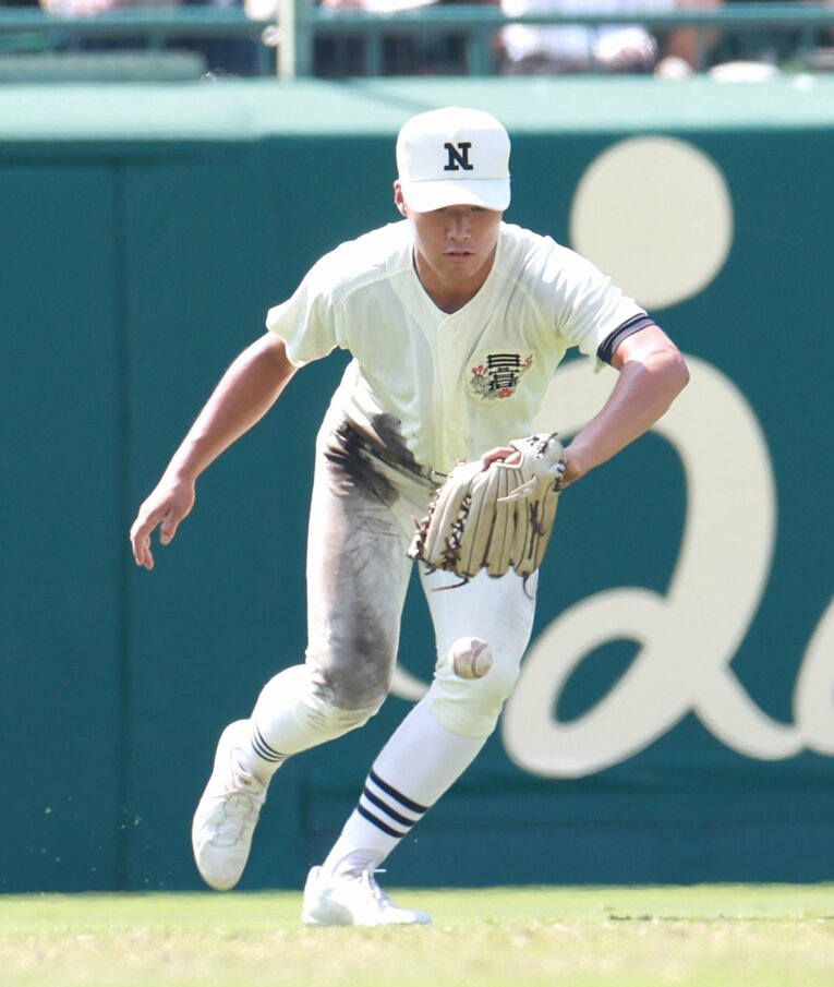 高川学園戦では名手・嶌田がまさかの落球の場面も　©Sankei Shimbun