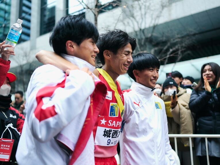 今大会、大学史上最高順位の3位に食い込んだ城西大。仲間に迎えられた10区の中田　©Yuki Suenaga