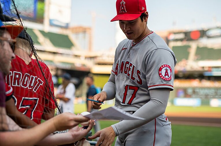 サインに快く応じる大谷翔平 ／ photograph by Getty Images