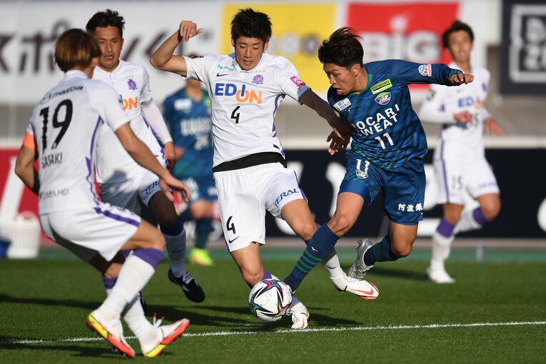 広島の選手に囲まれながらも、なんとかゴールに迫ろうと奮闘する宮代大聖