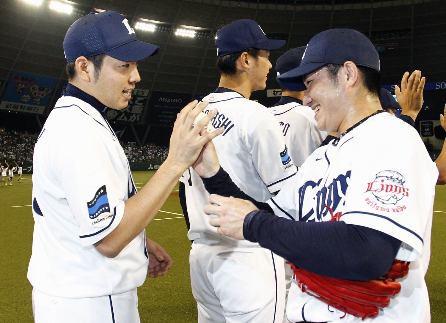 高橋からウイングボールを受け取る菊池雄星 ©︎Kyodo News