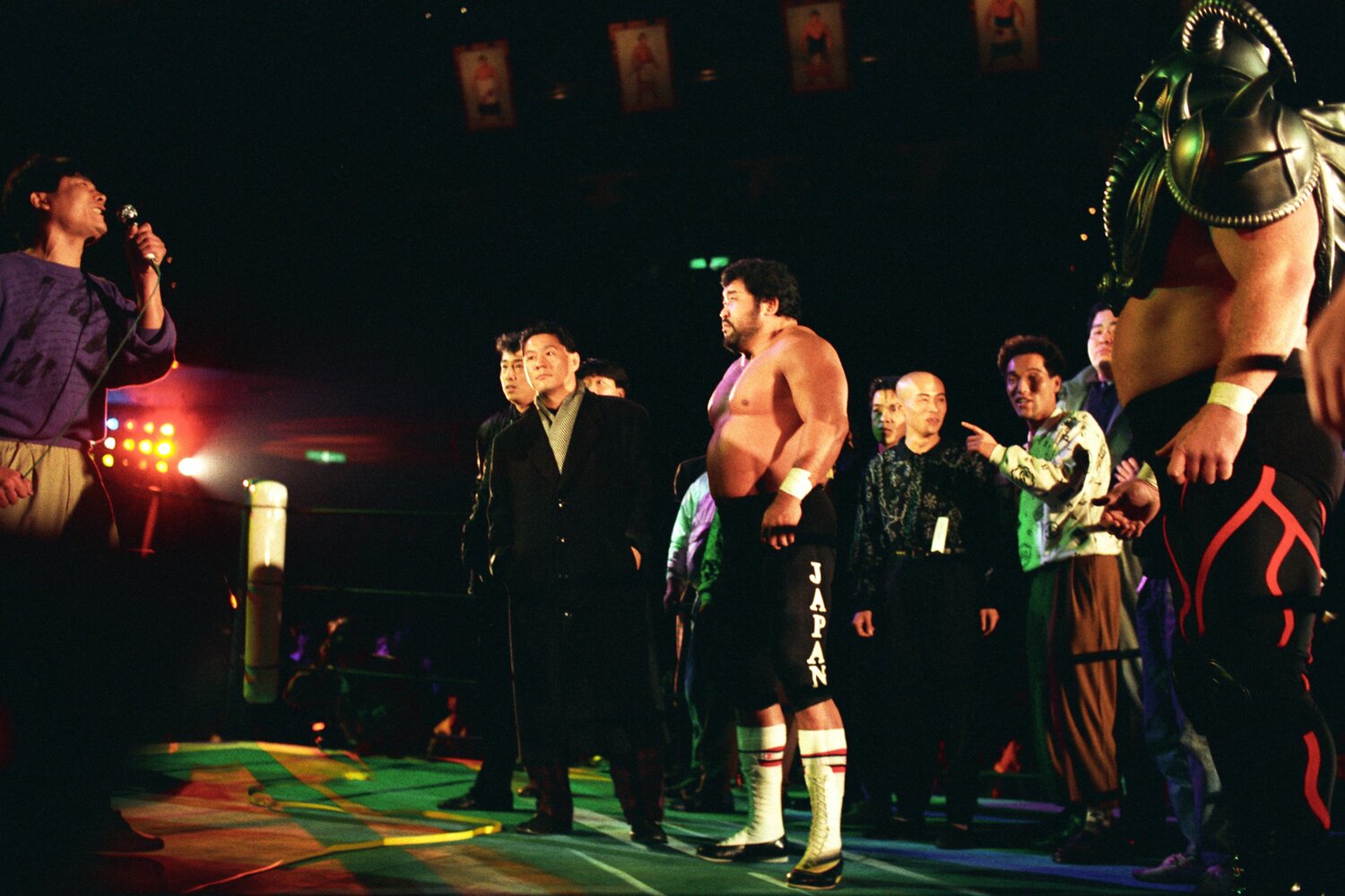 12月27日、会場に登場したビートたけし率いるTPG。右がビッグバン・ベイダー　©Essei Hara