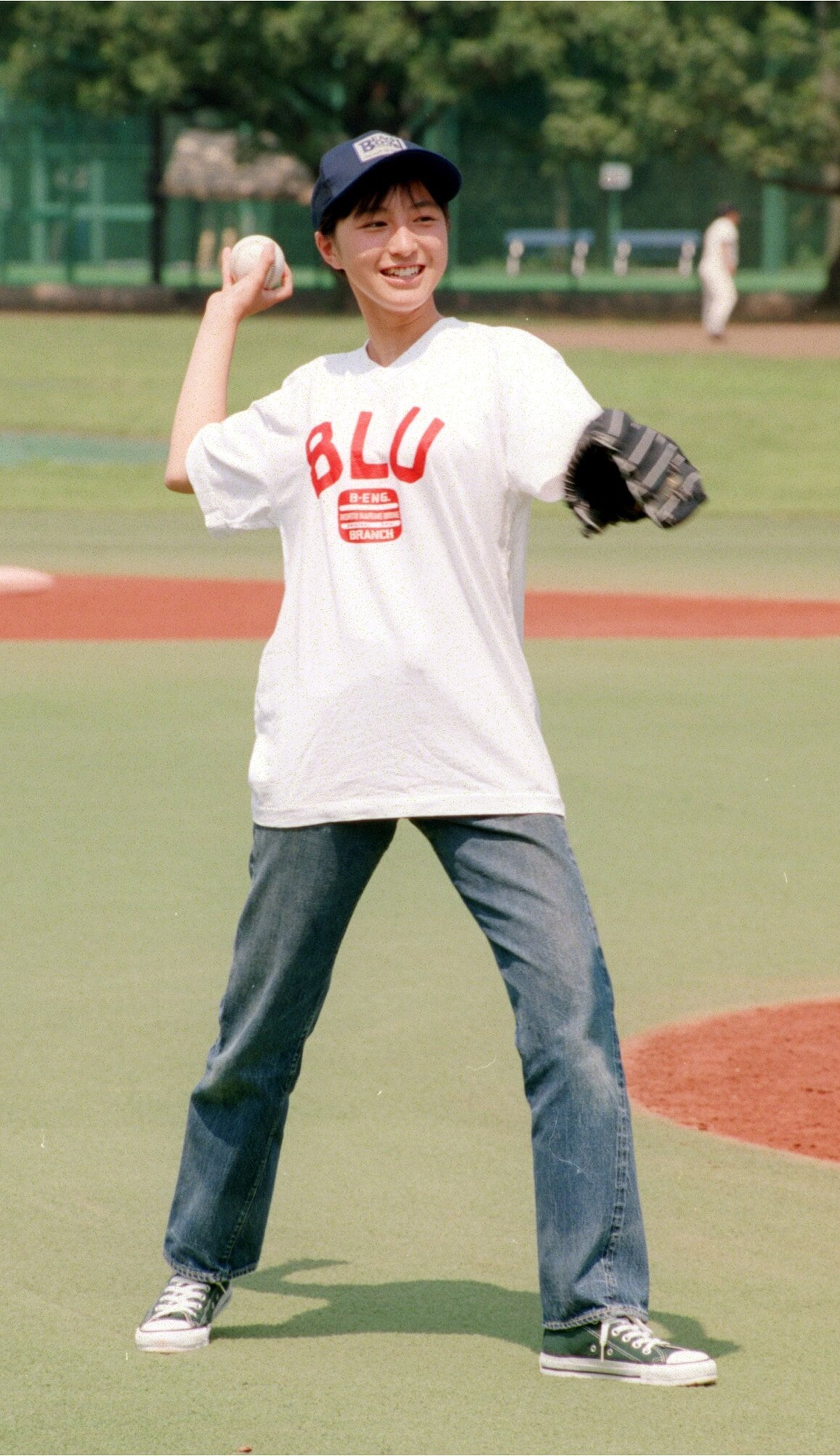 高橋由伸とのCM撮影で、キャッチボールをする広末涼子　©Sankei Shimbun