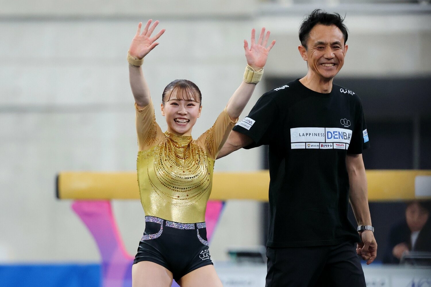 笑顔の杉原と、指導にあたる大野和邦氏　©AFLO