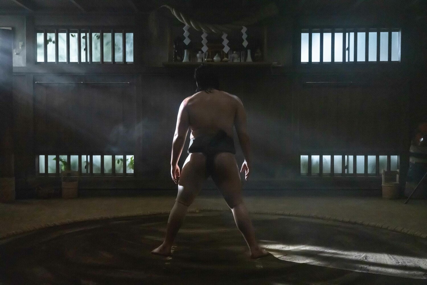 猿将部屋の稽古場に立つ猿桜／Netflixシリーズ「サンクチュアリ -聖域-」独占配信中