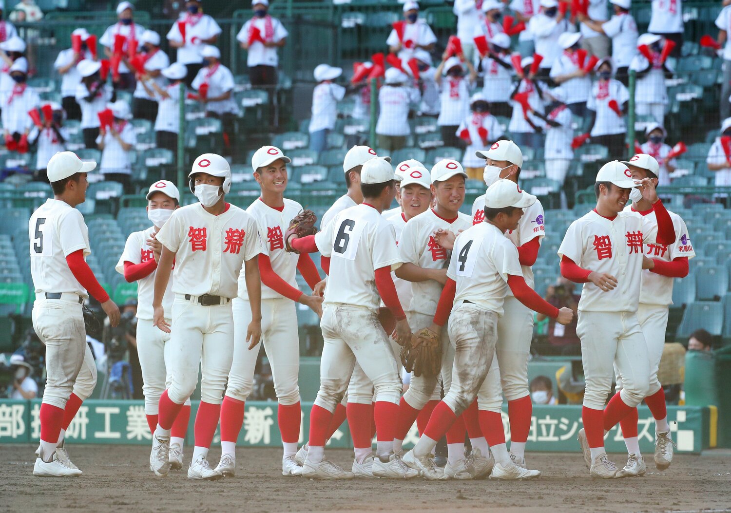 2年前、夏の甲子園で優勝した智弁和歌山。上半身は大き目のユニフォームでベルトが見えない選手が多い　©JIJI PRESS