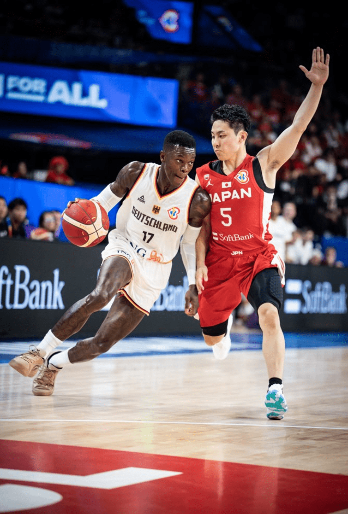 ドイツ代表シュルーダーとのマッチアップ　©︎FIBA
