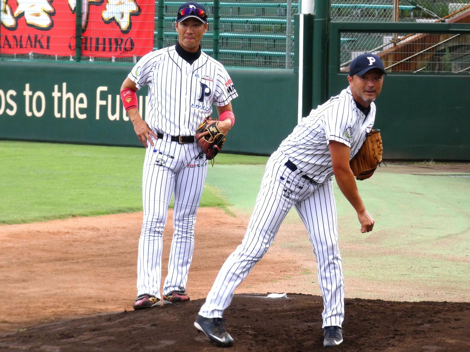 福岡北九州フェニックスの西岡剛監督（左）と寺原（右） ©Kotaro Tajiri