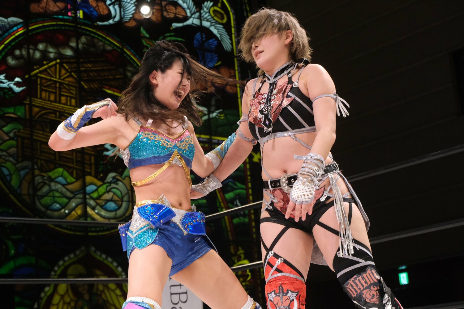 気合いの入った天咲のエルボーを受け止める林下