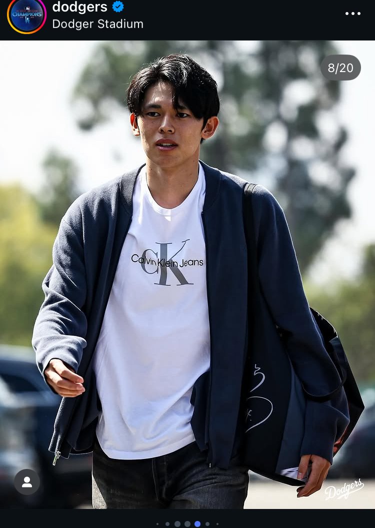ドジャース公式のSNSで公開された佐々木朗希の球場入りの写真。左肩にかけるトートバッグにチラリと見えるサインは…（ドジャース公式インスタグラムより）