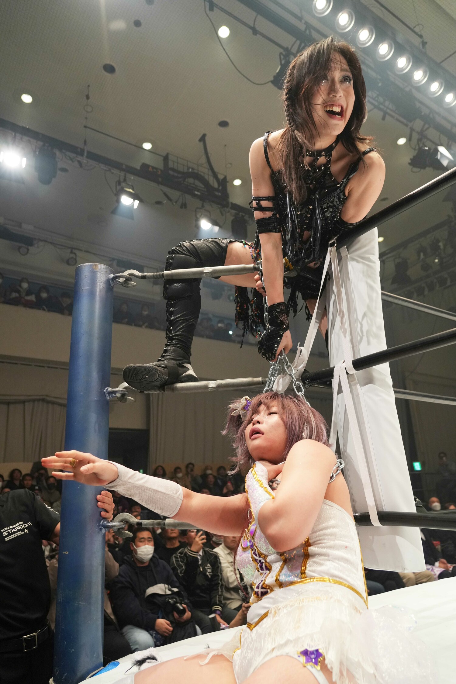 チェーンで中野たむを吊り上げる上谷沙弥　©Essei Hara