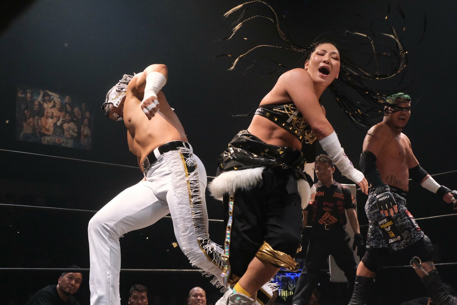 エル・デスペラードを攻め立てる山下（写真をクリックすると「この記事の写真」に飛びます。流血等の写真を含みますので、ご注意ください）　©Norihiro Hashimoto