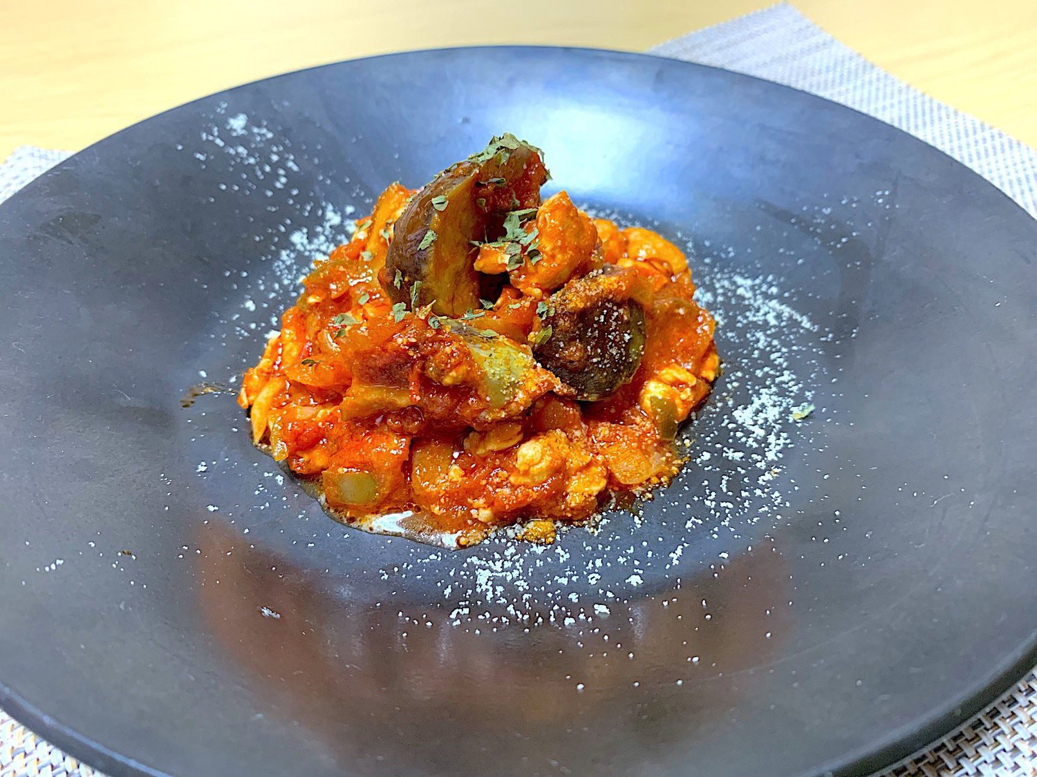 自炊することが多いという遠江。料理写真をお願いすると、オシャレな一品が届いた「ナスとチキンのトマト煮込み」(本人提供)